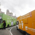L’autocaravana es va creuar ahir a Madrid amb el bus que parodia el seu lema del Gran Wyoming.