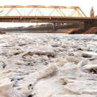 Hielo fragmentado en las aguas del río Raba en Gyor, a 120 kilómetros de Budapest.