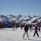 Esquiadors a les pistes de Baqueira, que ha tancat la campanya amb 125.000 forfets venuts.