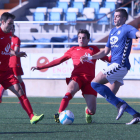 Dos futbolistes de l’Alpicat lluiten per la pilota davant d’un jugador de la Rapitenca, en una acció del partit d’ahir.