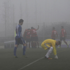 Los jugadores del EFAC Almacelles celebran al fondo uno de los goles ante la impotencia de un jugador y el portero visitante.