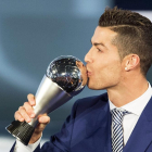 El davanter portuguès besa el trofeu The Best que per primera vegada va donar la FIFA.