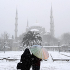 La mayor nevada en siete años dejó ayer Estambul casi paralizada.