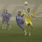 Cristian Gómez despeja el balón ante un jugador del Badalona el pasado sábado.