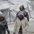 Varios refugiados caminan en un campamento en Lesbos.
