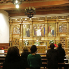 Fieles ayer por la tarde en una misa en la Catedral de Lleida.