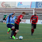 El jugador de l’EFAC Almacelles Òscar Canadell supera la pressió d’un contrari amb un company al fons.
