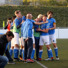 Els jugadors del Lleida Esportiu B s’abracen després del gol que posava el 0-1 en el marcador.