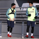 Leo Messi i Luis Suárez durant l’entrenament que va fer ahir la plantilla blaugrana.