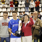 Toni i Joan Vicente, els fills d’Emili, posen al costat de la seua mare, Antònia Armengol, que va entregar el trofeu de campió a Joan, com a capità del Lleida.