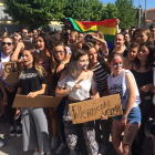 La concentració d'estudiants aquest dimecres al pati de l'institut Gili i Gaya contra els comentaris homòfobs d'un professor.