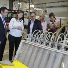 La consellera Meritxell Serret, ahir en la visita al centre de mecanització agrària de Lleida.