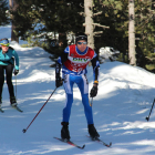 Pol Puiggener Marsà, amb peto roig, durant una competició d’esquí de fons.