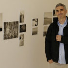 Antoni Benavente amb algunes de les fotografies que conformen ‘Quadern de viatge’.