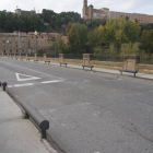 El pont de Sant Miquel de Balaguer, amb els pilons metàl·lics.