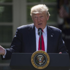 El presidente estadounidense, Donald Trump, anunciando la salida del acuerdo climático de París.