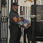 La guardia civil en la puerta del domicilio de la pareja.