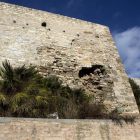 En la imagen, el boquete en la muralla de Cervera, del siglo XIV, y las grietas que ha provocado.