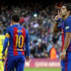 Luis Suárez celebra uno de los dos goles marcados ayer y que le sitúan al frente del ‘Pichichi’.