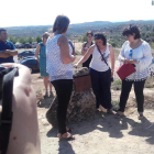 Familiares de los agentes rurales asesinados, ayer, descubriendo la plaza instalada en Aspa.