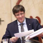 Puigdemont promete encontrar la manera de convocar un referéndum