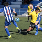 Un jugador del Lleida Esportiu B, ahir de groc, cau davant de la pressió de dos rivals. 