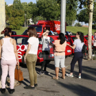 Alumnos de autoescuelas este lunes en el parking del Camp d'Esports de Lleida..
