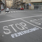 Protesta a Lleida ■ Activistes de la Marea Lila de Lleida han pintat en diversos cruïlles de la ciutat un missatge reivindicatiu contra els feminicidis, aprofitant la senyalització d’estop, amb l’objectiu de conscienciar contra aquesta xacra social.