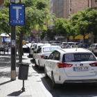Lleida compta amb diverses parades de taxis, com aquesta de Blondel, al costat de l’estació de busos.