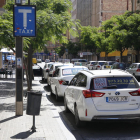 Lleida cuenta con varias paradas de taxis, como esta de avenida Blondel, junto a la estación de buses.