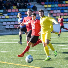 Un jugador de l’EFAC Almacelles controla la pilota davant de la pressió d’un jugador del Santboià.