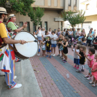 La companyia Sac Espectacles va animar una cercavila infantil com a ‘aperitiu’ dels concerts de nit.