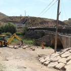 Obras de mejora de accesos en el Pont Vell de Alfarràs.