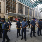 Miembros de la policía acordonan el Resorts World Manila.