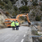 Els treballs ahir per reobrir la carretera de Montant de Tost després del despreniment de dimarts.