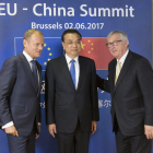 Donald Tusk, el primer ministro chino, Li Keqiang, y el jefe de la Comisión Europea, Jean-Claude Juncker.