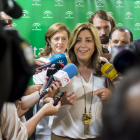 La presidenta de la Junta, Susana Díaz, visitant un hospital.