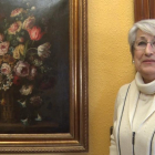 Rosa M. Martorell, de Cervera, junto al cuadro que ha recuperado de su padre, Josep Martorell.
