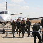 Visitantes y profesionales se fotografiaban con las avionetas expuestas en la pista del aeropuerto.