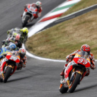 Marc Màrquez roda al davant de Dani Pedrosa, ahir a Mugello.