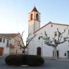 La iglesia y numerosos edificios de Vila-sana están pintados de blanco pese a la prohibición de 2012.