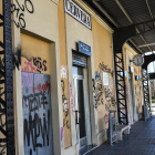 La façana de l’estació de tren de Cervera, infestada de grafitis.