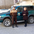 El guarda rural d’Almenar amb l’alcaldessa, Teresa Malla.