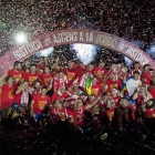 La plantilla al completo del Girona celebró el ascenso por todo lo alto en el terreno de juego al más puro estilo Champions.