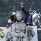 Sergio Ramos mostra la ‘dotzena’, mentre Marcelo besa la deessa Cibeles ahir a la nit.
