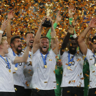 Jugadors de la selecció d’Alemanya celebren el títol de la Copa Confederacions que van guanyar ahir.