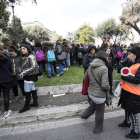 Estudiantes y profesores de un instituto de Roma, tras ser desalojados por uno de los temblores.