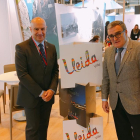 El nuevo diseño de la marca Lleida, flanqueado por Rafael Peris y Àngel Ros.