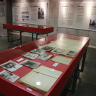 Documentació històrica en vitrines i plafons explicatius a la mostra de l’Arxiu Històric de Lleida.
