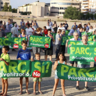 Protesta de vecinos con pancartas, hace un mes en el solar donde está previsto el Parc de les Arts.